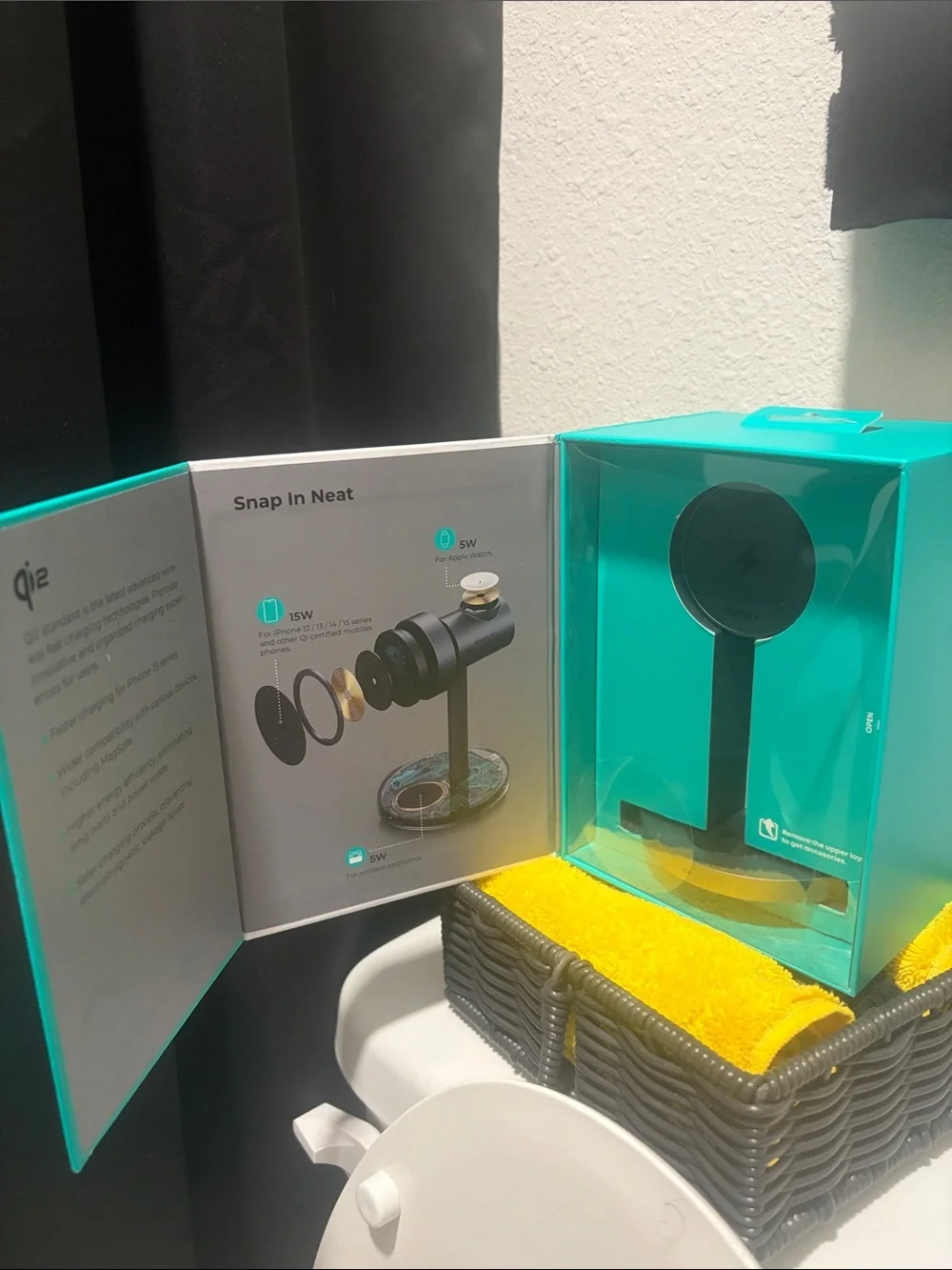 Qi AUKEY MagFusion 3-in-1 Wireless Charging Station - Black, Yellow